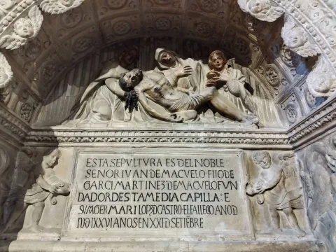 Detalle que muestra el Santo Entierro de Cristo en una hornacina adornada con querubines