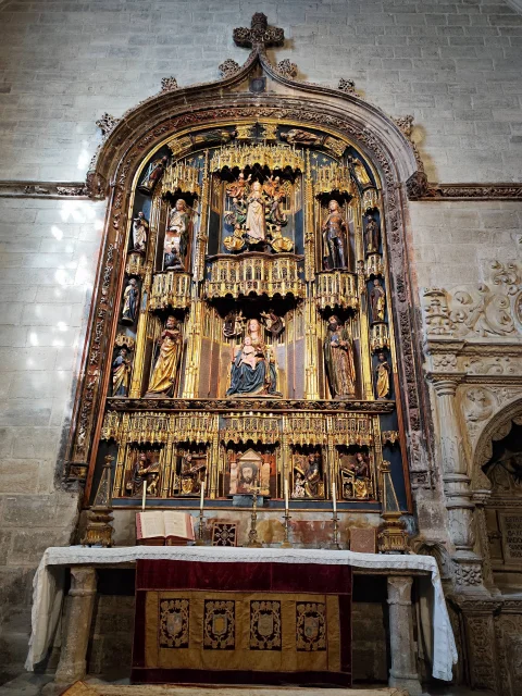 Detalle del retablo plateresco de la Virgen de la Buena Mañana