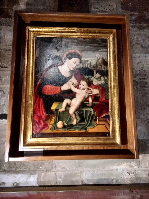 Pintura renacentista en marco de madera dorada que representa a la Virgen María amamantando al Niño Jesús