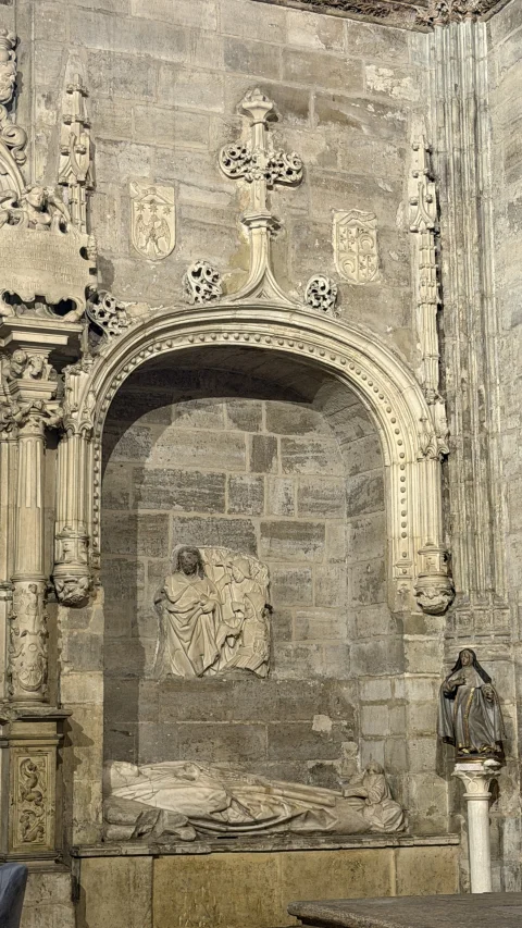 Sepulcro arcosolio gótico de la Virgen de la Soga