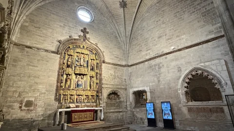 Vista general de la Capilla de la Buena Mañana bajo bóvedas de crucería, con el retablo plateresco
