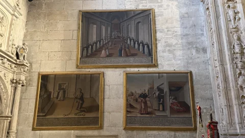 Conjunto de tres lienzos votivos en la pared de piedra
