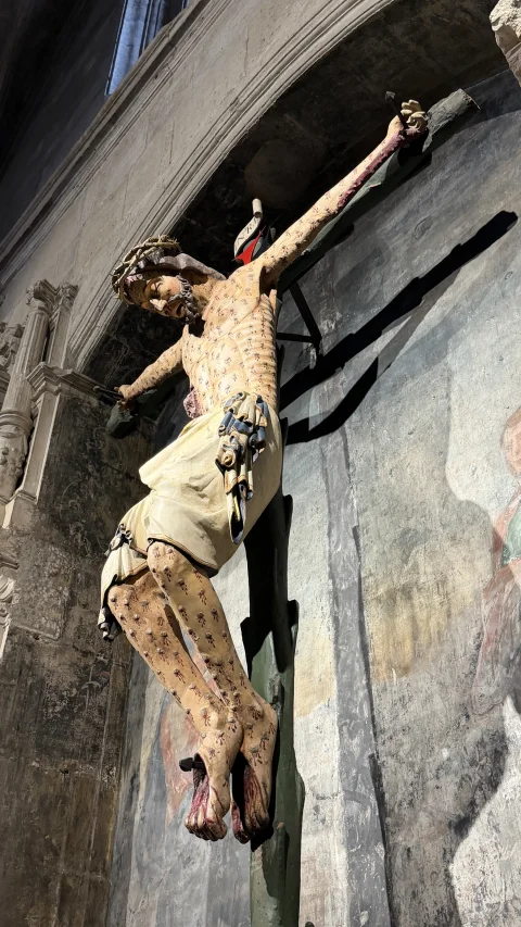 Perspectiva inferior de la figura de Cristo crucificado