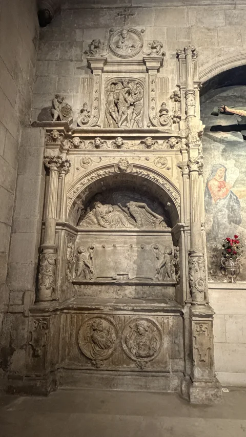 Sepulcro renacentista del lado izquierdo de la capilla