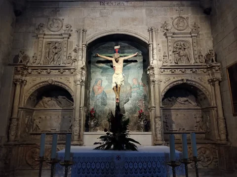 Vista frontal simétrica del altar del Santísimo Cristo de Burgos