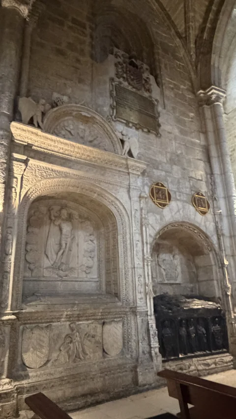 Conjunto de sepulcros platerescos y de piedra oscura en el arcosolio