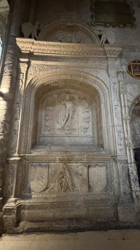 Detalle de sepulcro renacentista con relieve de la Resurrección y blasones