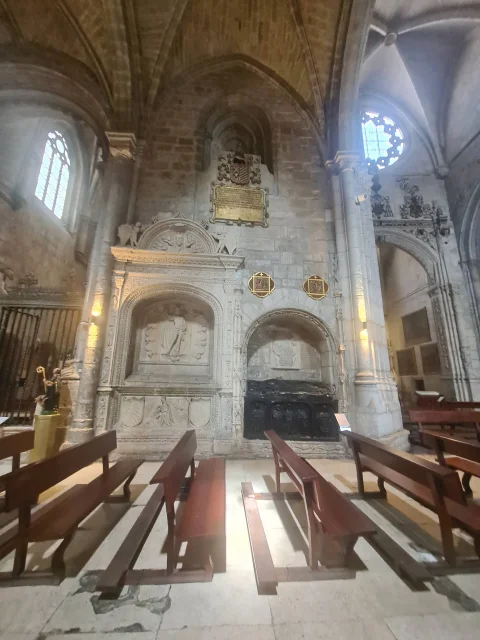 Perspectiva general de los sepulcros renacentistas en el muro de la Nave del Evangelio