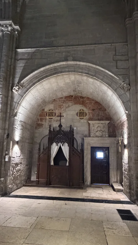 Confesionario neogótico en el gran arco de la Nave de la Epístola