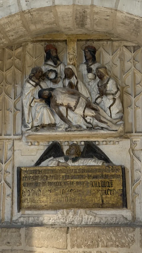 Detalle del relieve del Llanto sobre Cristo muerto e inscripción fundacional