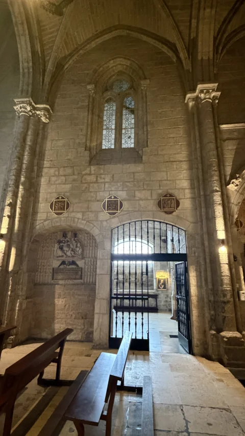 Tramo de la Nave de la Epístola con relieve del Llanto y puerta de acceso