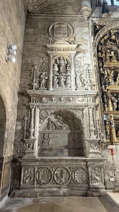 Arcosolio funerario renacentista con la escena del Santo Entierro