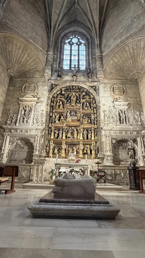 Capilla de la Natividad con sepulcro exento en primer plano, retablo plateresco al fondo y bóveda estrellada