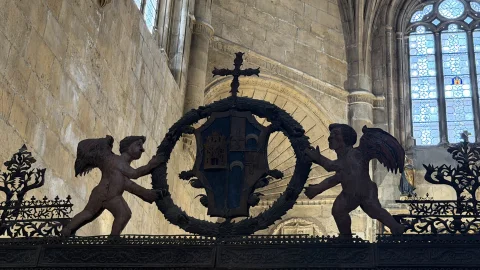 Detalle de la reja con remate heráldico y ángeles