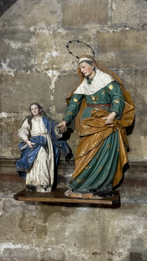 Esculturas en madera policromada de Santa Ana guiando de la mano a la Virgen María de niña