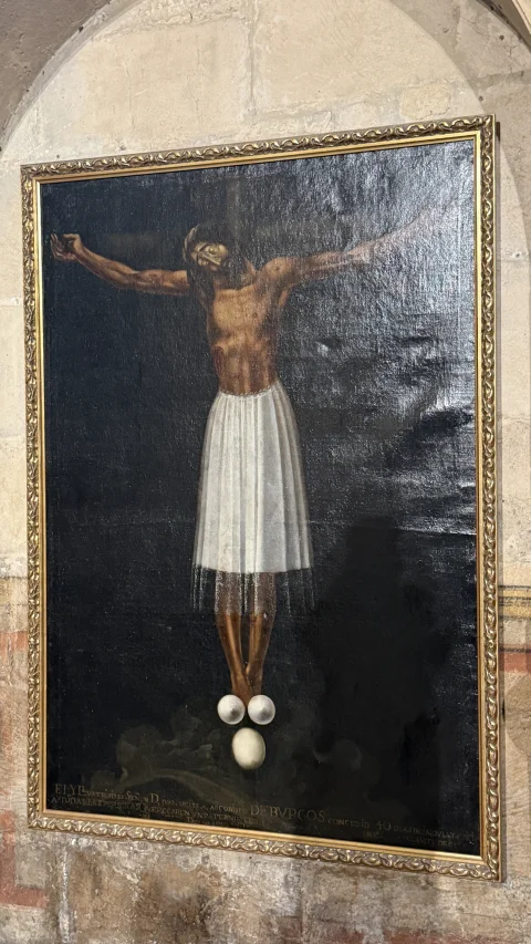 Lienzo al óleo del Cristo de Burgos crucificado luciendo faldellín blanco