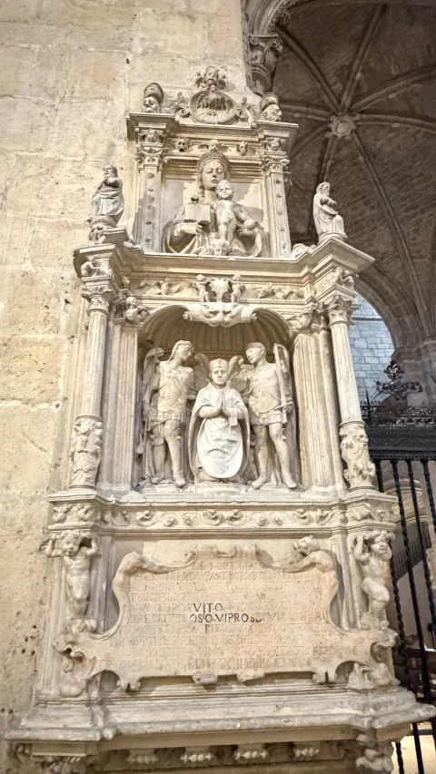 Monumento funerario con estatua orante y relieve de la Virgen