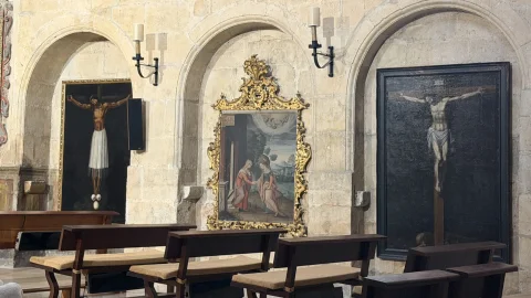 Muro de sillería con tres arcosolios que albergan pinturas religiosas