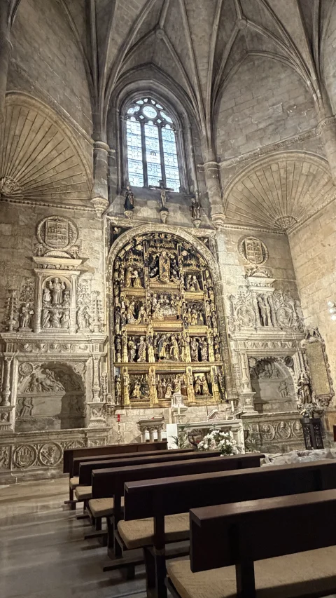 Nave central de la Capilla de la Natividad y retablo mayor
