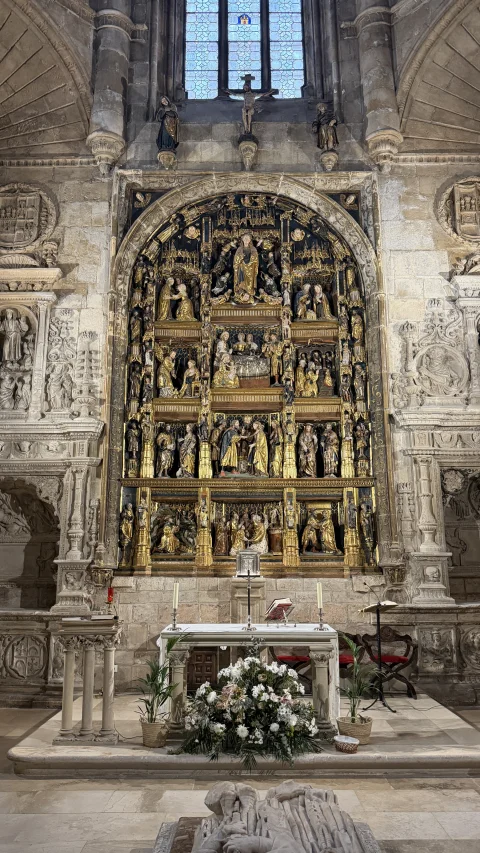 Retablo plateresco y altar mayor de la Capilla de la Natividad