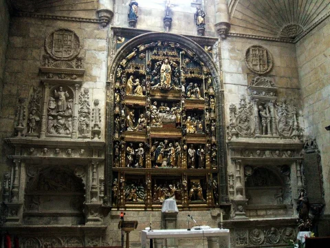 Retablo plateresco de la Natividad y arcosolios laterales