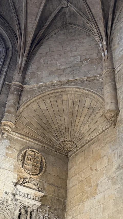 Trompa acanalada y bóveda de rincón en la Capilla de la Natividad