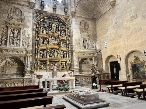 Vista del altar mayor y sepulcro de los fundadores