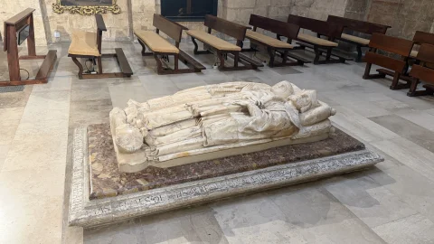 Vista en ángulo del monumento funerario de alabastro tallado con figuras yacentes y leones a los pies