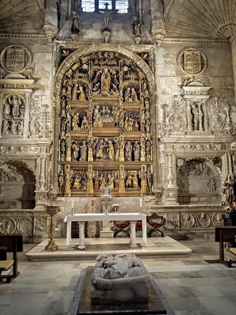 Vista frontal del altar, retablo y sepulcro yacente