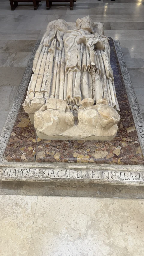 Vista frontal del sepulcro exento de alabastro