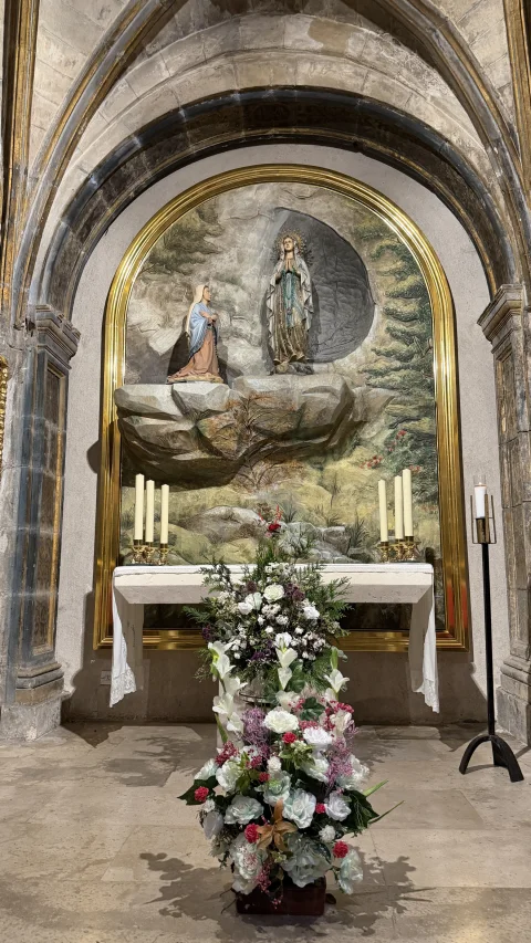 Altar de la Capilla de la Virgen de Lourdes con la representación de la gruta