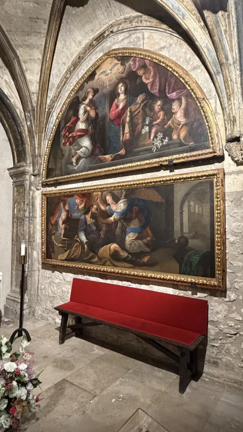 Detalle de pinturas murales religiosas en la capilla