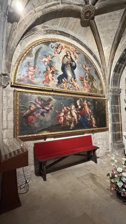 Lienzos religiosos decorativos en el muro lateral de la capilla