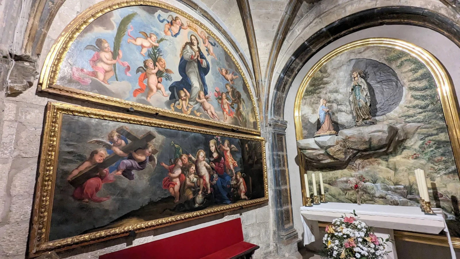 Vista general del altar de la Virgen de Lourdes y lienzos laterales