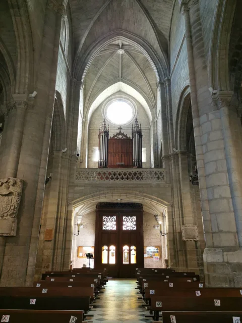 Nave central hacia el coro alto y el órgano