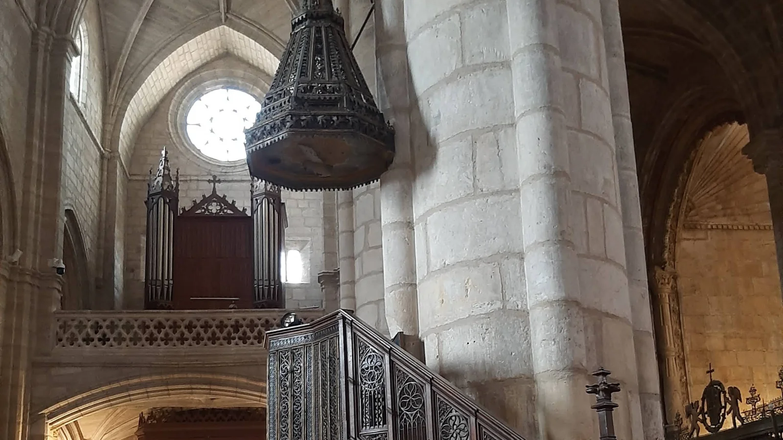 Púlpito de hierro de la iglesia San Gil Abad