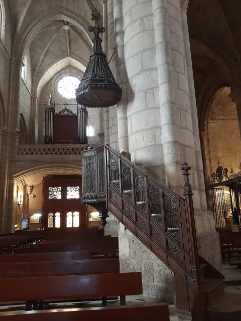 Púlpito de hierro gótico y tornavoz frente al coro alto