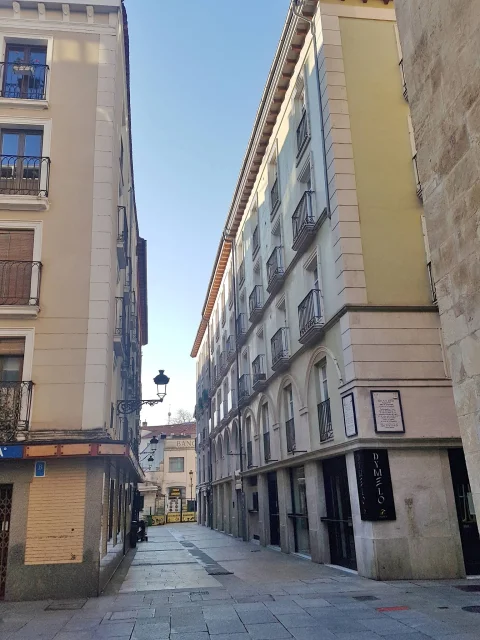 Perspectiva peatonal de la calle Diego Porcelos a la zona de pinchos