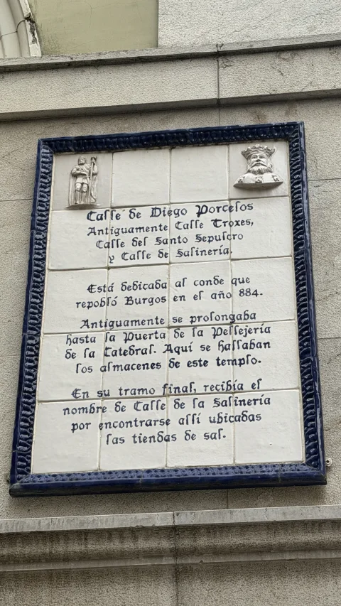 Panel ceramico de la calle de Diego Porcelos en Burgos, con sus nombres historicos Troxes, Santo Sepulcro y Salineria