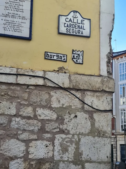 Placa nominativa e histórica en la esquina de la calle Cardenal Segura
