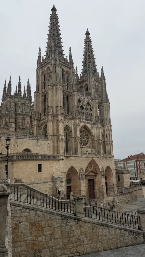 Fachada de la Catedral de Burgos y escalinata de la Calle Fernán González