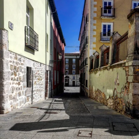 Tramo estrecho de la Calle Fernán González en el casco histórico de Burgos