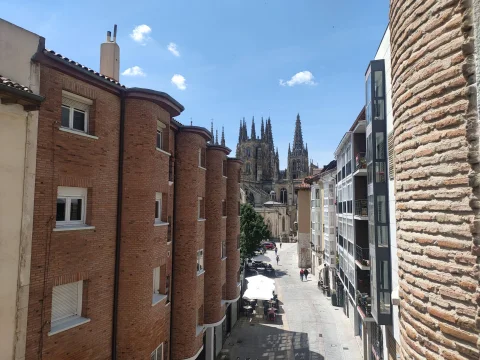 Vista elevada desde el albergue municipal de la Calle Fernán González hacia la Catedral de Burgos