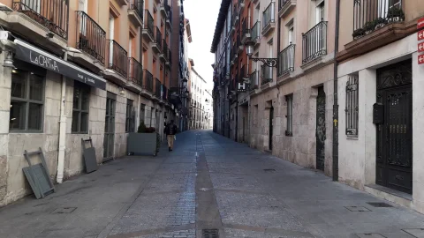 Vista peatonal de la Calle Fernán González con locales y restaurantes