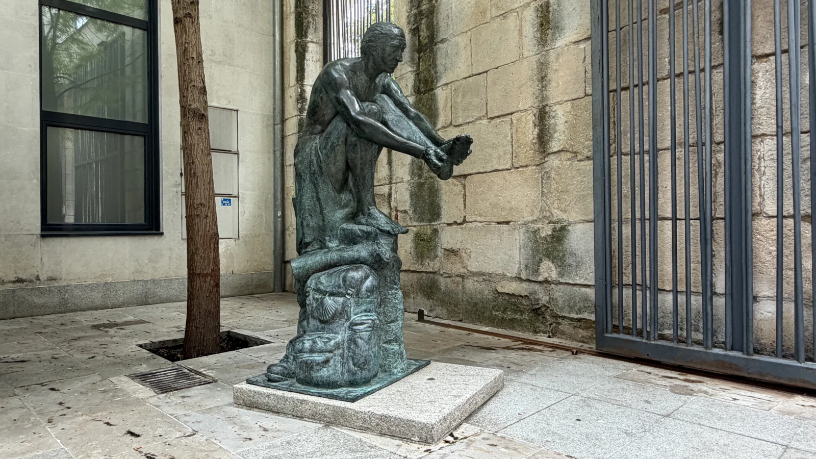 Escultura del Peregrino cansado en la Casa de los Cubos