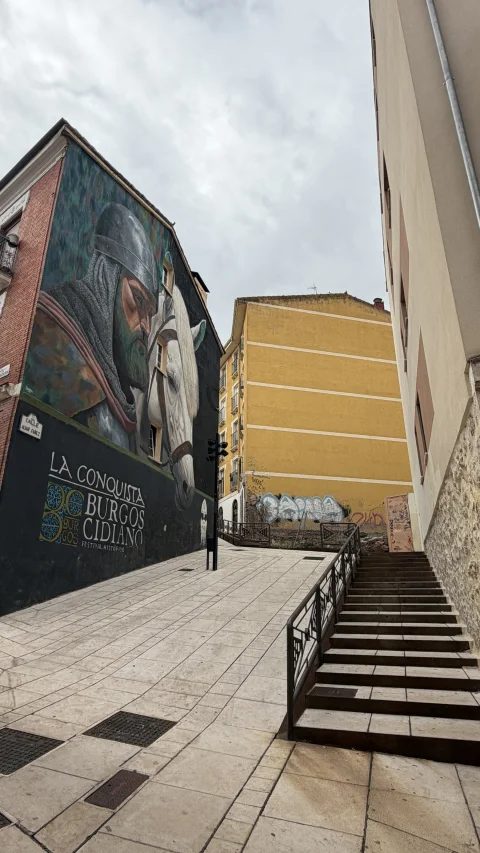 Entorno urbano y mural La Conquista en la Calle Hospital de los Ciegos