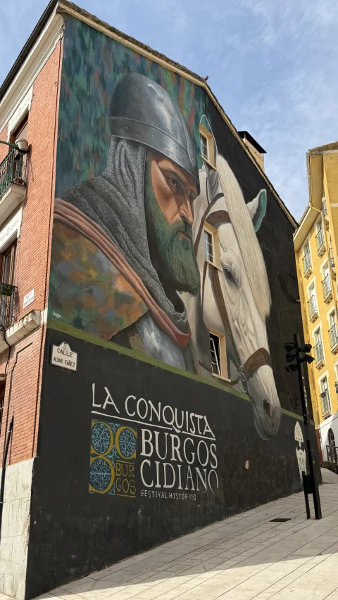Fotografía en vertical del mural de Rodrigo Díaz de Vivar y su caballo Babieca