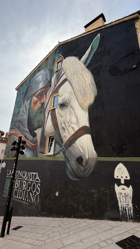 Plano completo en contrapicado del mural del Cid Campeador ataviado con casco de cota de malla y su caballo blanco