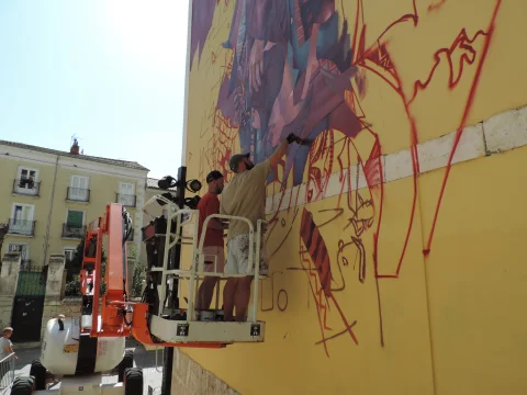 Artistas holandeses Telmo Miel pintando en la grúa el mural Carmen en Burgos