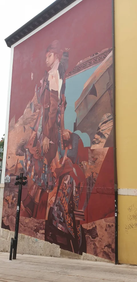 Fotografía vertical del mural contemporáneo Carmen